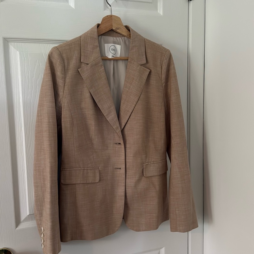 1901 single breasted lined blazer.